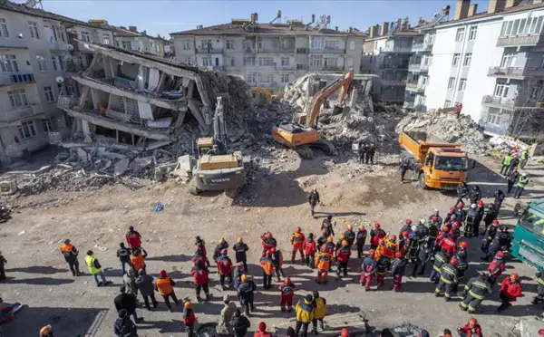 Turquie : un homme sauvé des décombres 160 heures après le tremblement de terre