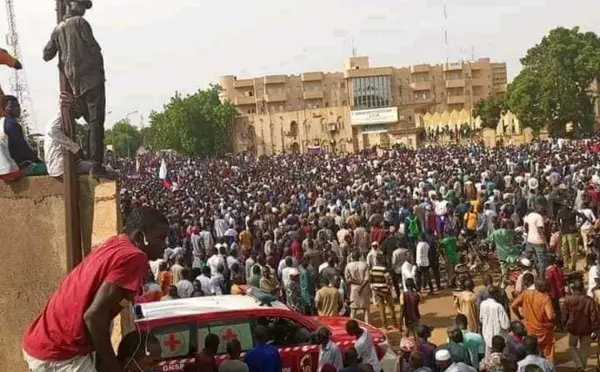 La France promet une réponse immédiate en cas d'attaque contre ses ressortissants au Niger