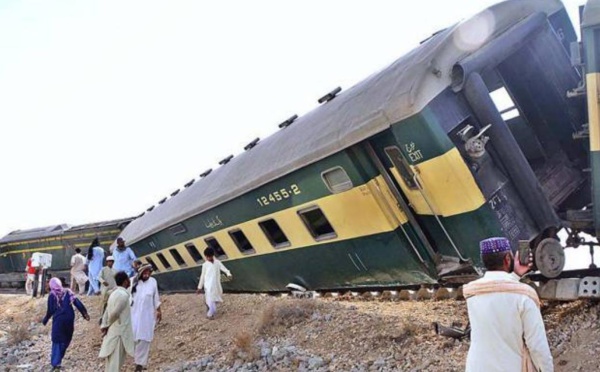 Pakistan : Au moins 15 morts dans le déraillement d'un train