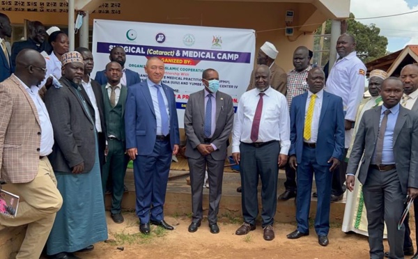 Ouganda : le camp médical de l'OCI traite avec succès des centaines de patients pour des hernies, cataractes et maladies