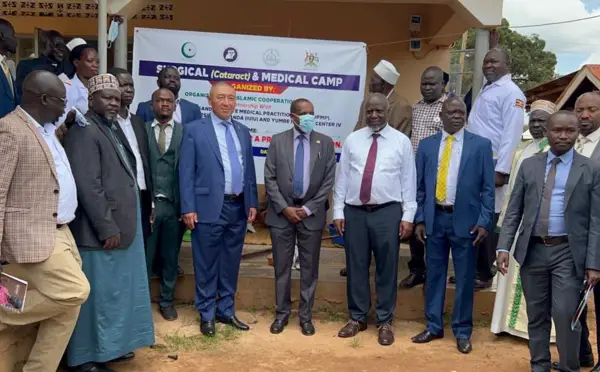 Ouganda : le camp médical de l'OCI traite avec succès des centaines de patients pour des hernies, cataractes et maladies
