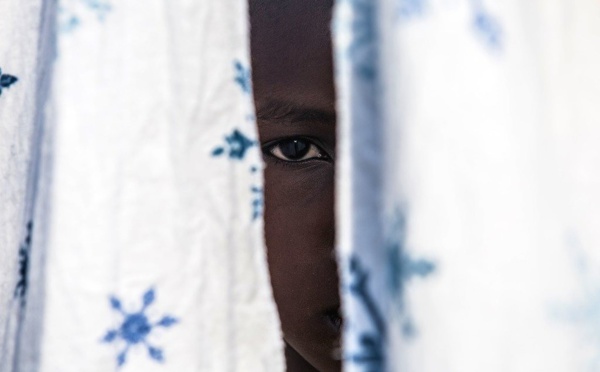 Les conflits sont devenus plus complexes, alimentés par la prolifération de groupes armés non étatiques. Sur cette photo, un ancien enfant soldat de 12 ans a retrouvé un oncle avec le soutien de l'UNICEF en RDC. © UNICEF/Vincent Tremeau