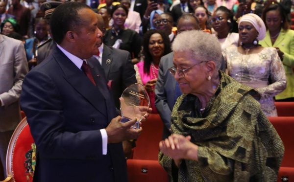 Sassou N'Guesso tenant en mains le trophée de la masculinité positive.