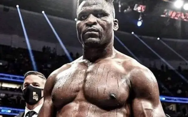 Boxe : le camerounais Ngannou se pèse à 123 kg pour son combat historique à Riyad