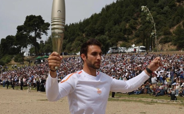 JO 2024 : allumée en Grèce, la flamme olympique commence son voyage vers Paris