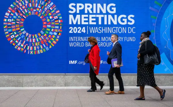 Des piétons passent devant le siège du Fonds monétaire international à Washington avant les réunions de printemps 2024 du Fonds et de la Banque mondiale. Photo : AFP