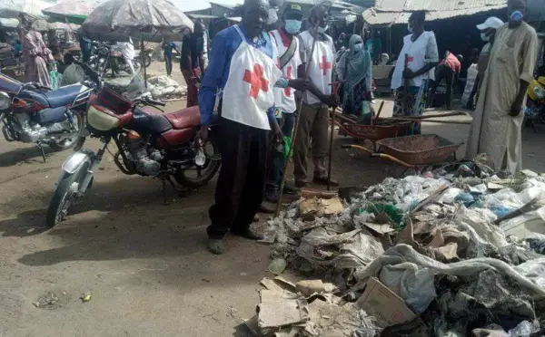 Tchad : la Croix Rouge et le Croissant Rouge du Moyen Chari nettoient le petit marché de Yalnas de Sarh