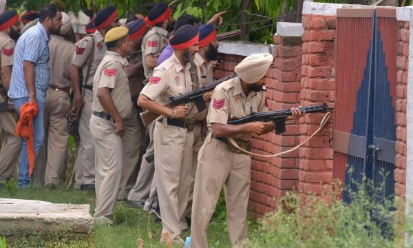 Inde: Huit personnes tuées, la police donne l'assaut