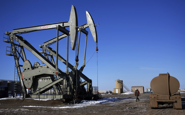 Pétrole: le brut monte un peu mais reste sous pression
