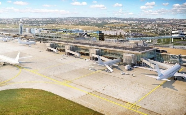 Fait divers - France : Un passager saute d'un avion en mouvement à Orly