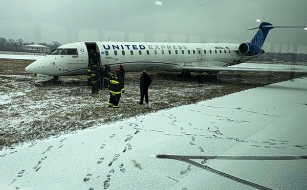 USA - Sursaut à l'aéroport de Saint-Louis : Un CRJ550 de United Express sort de piste