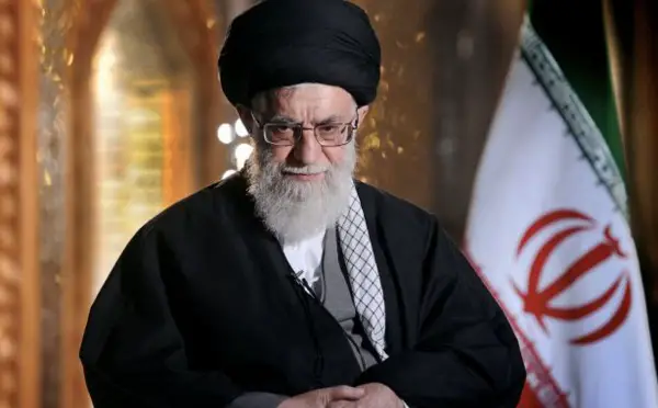 Iran: le guide suprême accuse Washington de vouloir influencer les élections