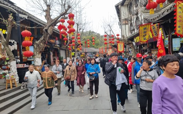 Chine :  immersion dans la ville historique de Dujiangyan, province de Sichuan