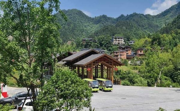 Chine : des journalistes internationaux explorent la grotte de Tenglong et le village Tujia de Pengjiazhaï