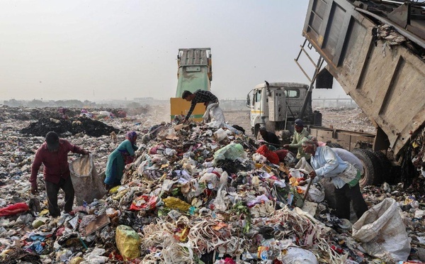 Des ramasseurs de déchets recherchent des objets réutilisables dans les déchets jetés dans une décharge de New Delhi, en Inde. Photo : ANSA
