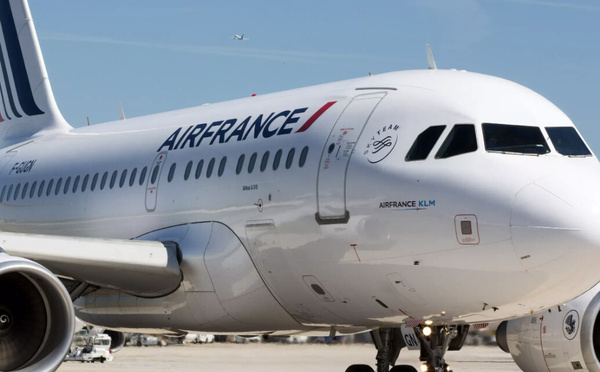 Droits des passagers bafoués ? Air France critiquée pour avoir modifié l’heure officielle d’un vol en retard