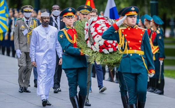 Mali / Russie : Le Président Assimi Goïta rend hommage au Soldat Inconnu à Moscou