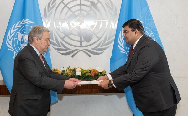 Nabhit Kapur (à droite), observateur permanent de l'Agence intergouvernementale panafricaine pour l'eau et l'assainissement auprès des Nations Unies, présente ses lettres de créance au secrétaire général, António Guterres. Photo : media.un.org