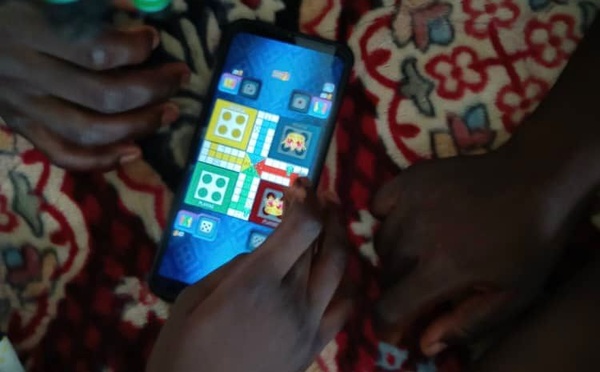 Loisir :  À N'Djamena, le jeu Ludo passionne les élèves en vacances, entre convivialité et inquiétudes des parents