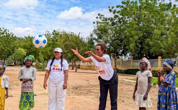 Cameroun : L'UNICEF et Nadine Perrault, une partie de balle pour un avenir meilleur avec les fillettes