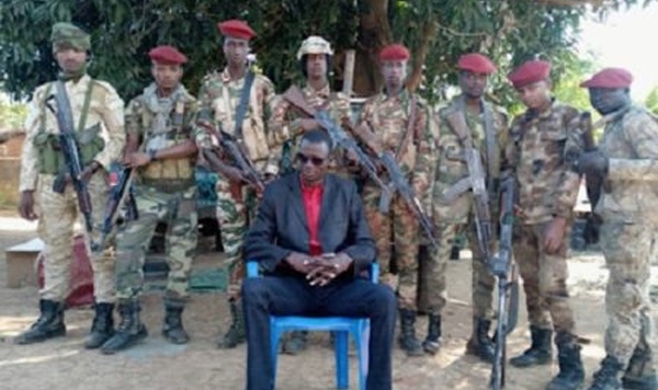 Le chef rebelle Bobo de 3R entouré de ses gardes du corps/ Image : Corbeau News