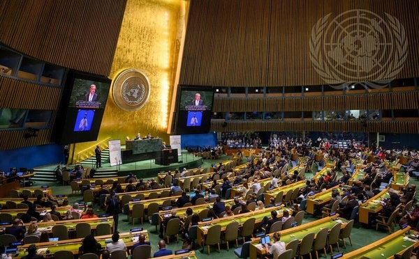 Vue panoramique de la salle de l'Assemblée générale pendant que le Secrétaire général, António Guterres (à la tribune et sur les écrans), prononce son discours d'ouverture du segment ministériel et du débat général du Forum politique de haut niveau pour le développement durable, organisé sous l'égide du Conseil économique et social (14-23 juillet). Photo : media.un.org