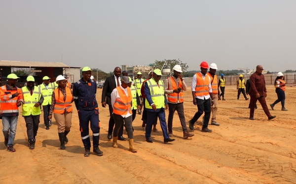 Visite du chantier par le DG de la SNPC, Maixent Raoul Ominga