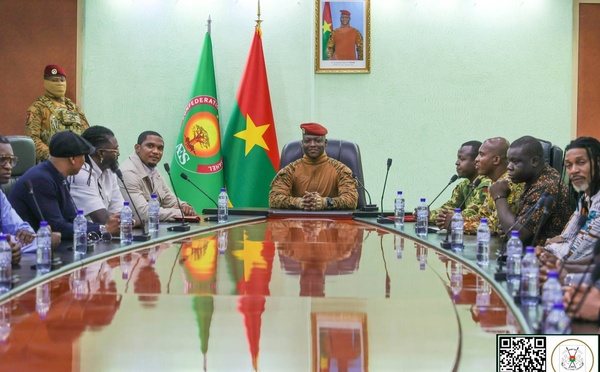 Burkina : le capitaine Ibrahim Traoré accueille les anciennes gloires du football africain