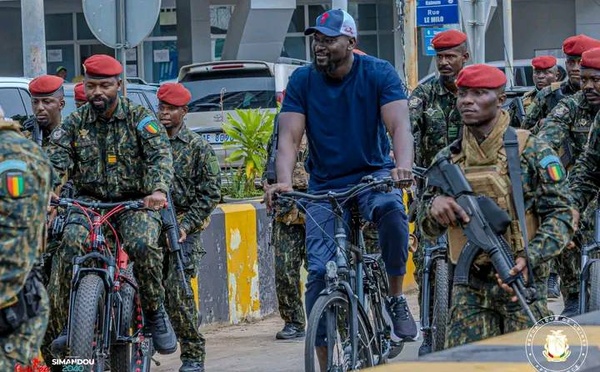 Guinée : Le président Mamadi Doumbouya à vélo dans les rues de Kaloum