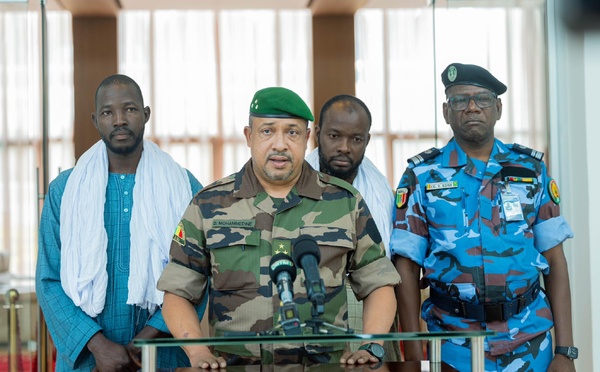 Mali : deux ex-otages présentés physiquement au président de la Transition par le ministre de la Sécurité