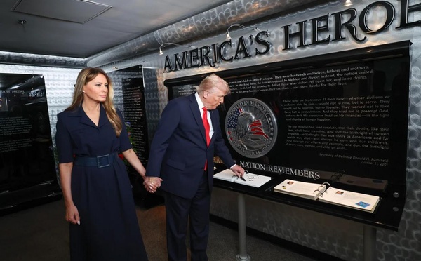 Le président Trump et la première dame Melania Trump visitent le mémorial des héros américains, le 11 septembre 2025 à Arlington, en Virginie. Photo : Win McNamee/Getty Images.