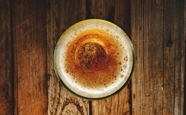 Tchad : un homme poursuivi pour meurtre après avoir servi un verre d’alcool traditionnel
