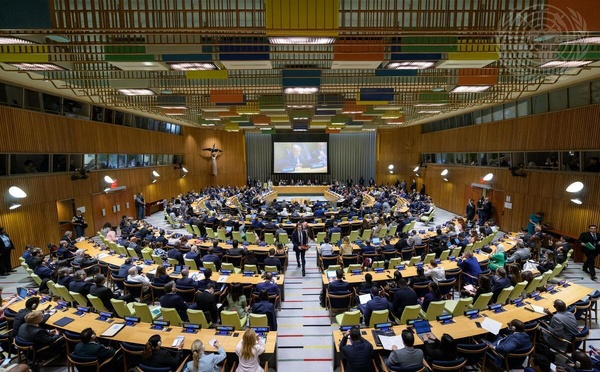 Vue d'ensemble de la séance de synthèse et de la réunion ministérielle intitulée « Réaliser la paix : consolider les résultats et tracer la voie à suivre » pendant la Conférence. Photo : UN Photo/Manuel Elías