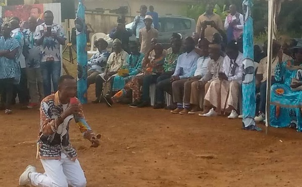 Présidentielle 2025 au Cameroun : Le Sénateur Grégoire Mba Mba s'agenouille pour demander pardon à la jeunesse de Kribi