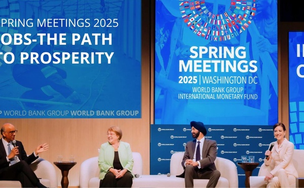 Ajay Banga, président du Groupe de la Banque mondiale, et Kristalina Georgieva, directrice générale du Fonds monétaire international (FMI), lors des réunions de printemps 2025. Photo : Banque mondiale / LinkedIn
