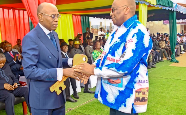 François Nguimbi remettant les clés de l'école au ministre Jean Luc Mouthou