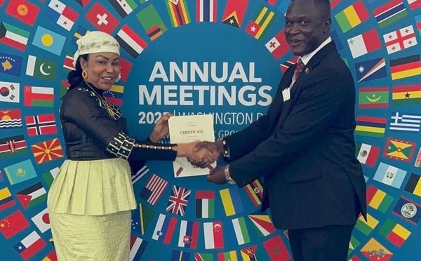 Le représentant du CESCE, Olivier Noudjalbaye Dedingar, en compagnie de S.E. Mme Fatima Haram Acyl, ministre déléguée auprès du ministre des Finances et du Budget, lors des Assemblées annuelles 2025 du FMI et de la Banque mondiale à Washington D.C.