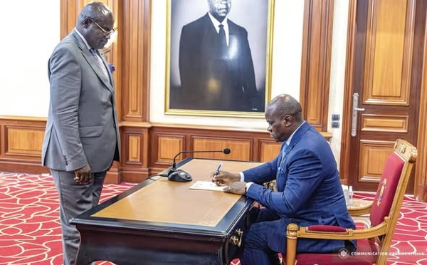 Gabon : Démission des ministres élus et continuité du service public