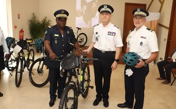 Gabon : La police de proximité de Libreville renforcée par une dotation en VTT