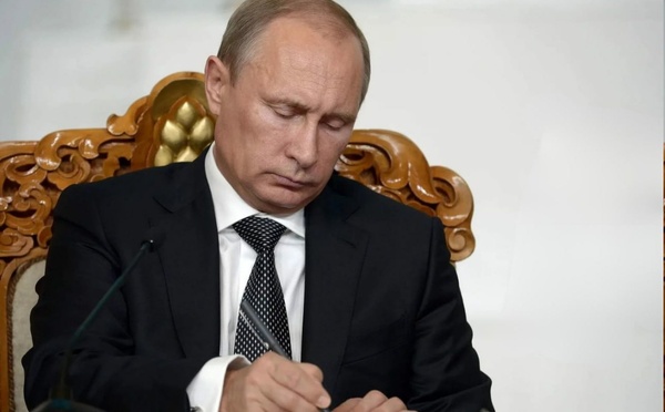 Poutine accuse l’Europe de bloquer les négociations de paix et met en garde contre toute escalade militaire