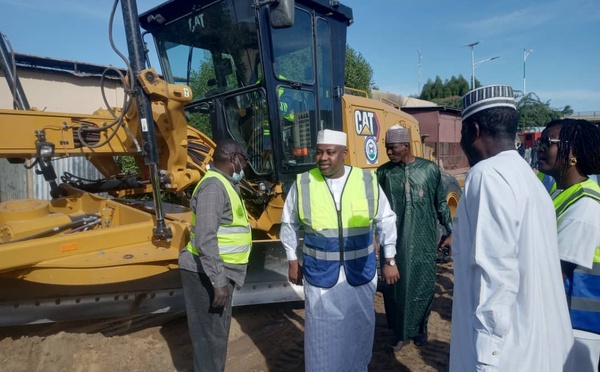 N’Djamena : Le Maire Sanoussi Hassan Abdoulaye conjugue civisme et travaux routiers