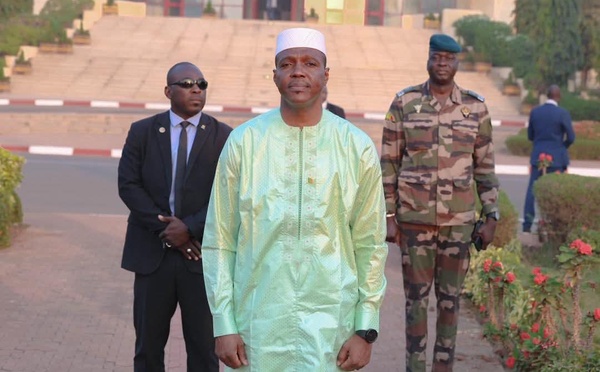 Mali : Le Général Abdoulaye Maïga réaffirme les valeurs républicaines lors de la montée des couleurs à la Primature