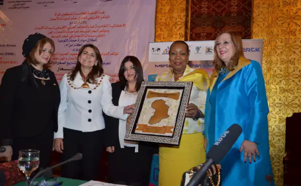 La République Centrafricaine honorée au 11ème Congrès pour les femmes entrepreneures et professionnelles par l’attribution du prix du meilleur leadership de la femme africaine à Madame Catherine Samba-Panza au 11ème Congrès africain pour l’entreprena