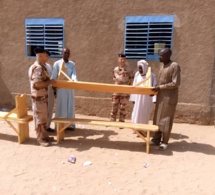 Tchad : la Force française et le CRADEL offrent des bancs aux établissements d'Abéché
