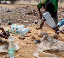 Tchad : le recyclage des bouteilles d'eau usagées, source de revenus à Am-Timan