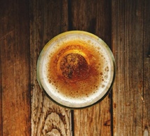 Tchad : un homme poursuivi pour meurtre après avoir servi un verre d’alcool traditionnel
