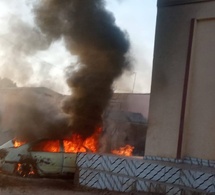 Tchad : une voiture ravagée par les flammes devant la station Kaba à Abéché