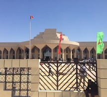 La session ordinaire du Parlement: une pièce de théâtre