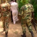Des gendarmes escortent un prisonnier au Tchad.