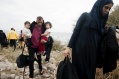 Une famille de réfugiés arrive sur l'île grecque de Lesbos, le 22 septembre 2015